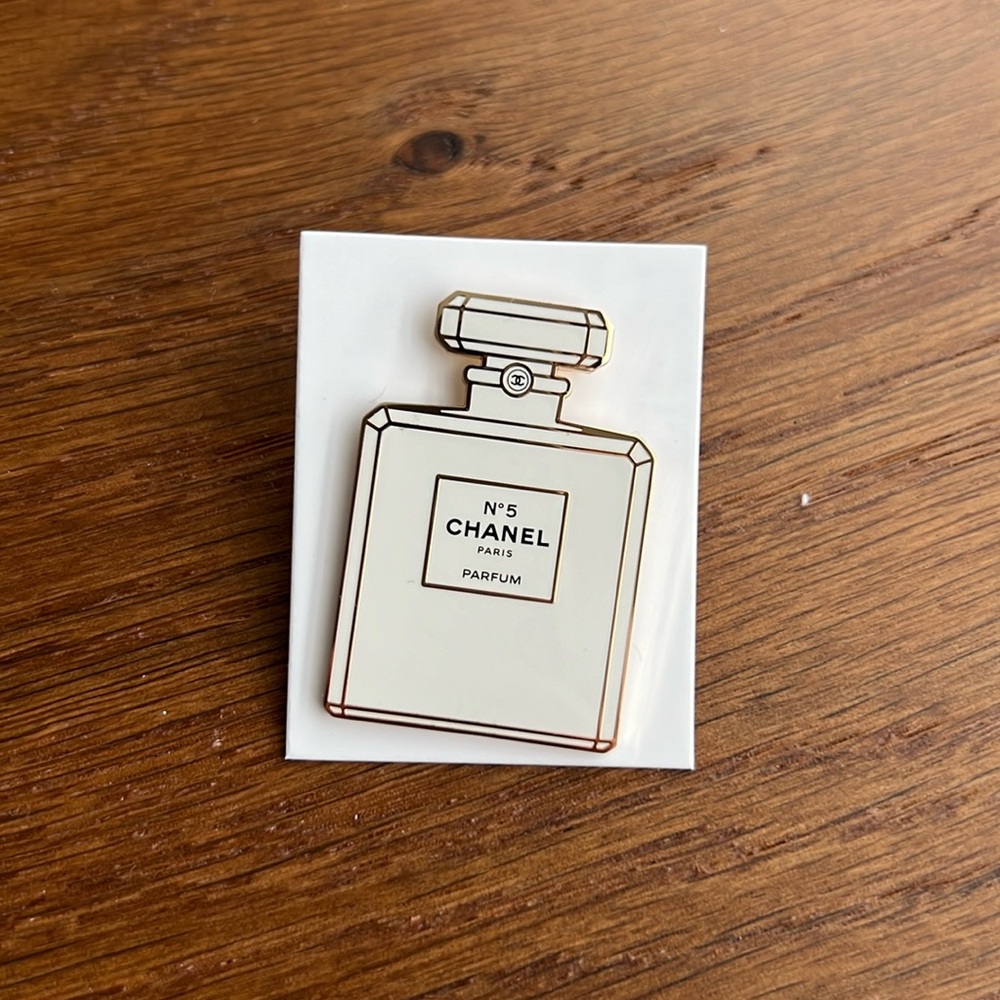 Chanel No5 parfum pin/badge